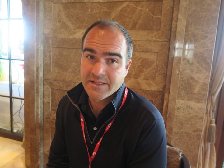 パターのクロスハンドの打ち方を解説！「立てヒザ素振りで…」と解説