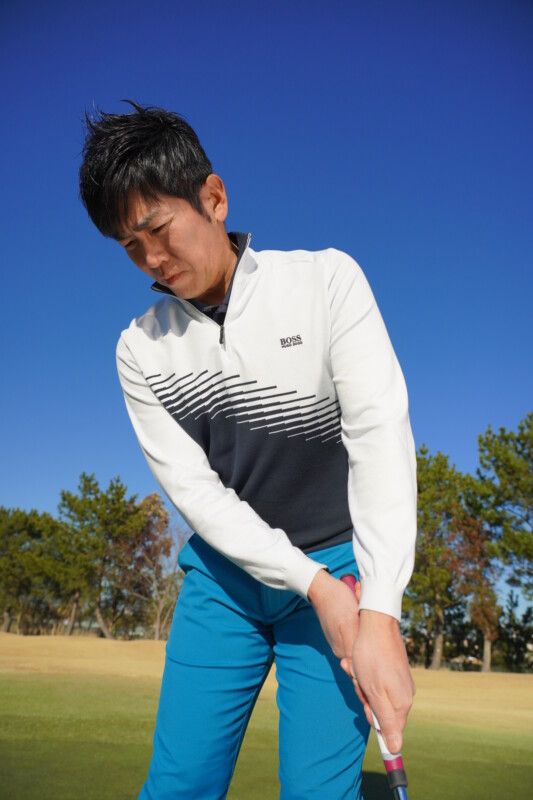 パターのクロスハンドの打ち方を解説！「立てヒザ素振りで…」と解説