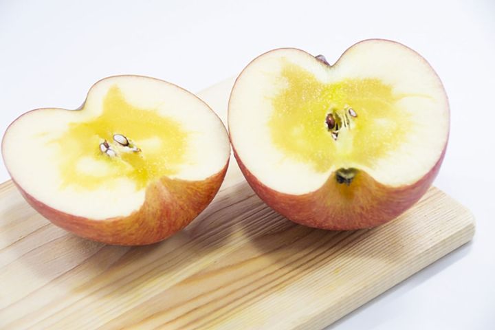 ▲りんごの蜜の正体はソルビトール。この部分が特別に甘いのではありませんが完熟の印なので、りんご全体の甘みが増している可能性大。