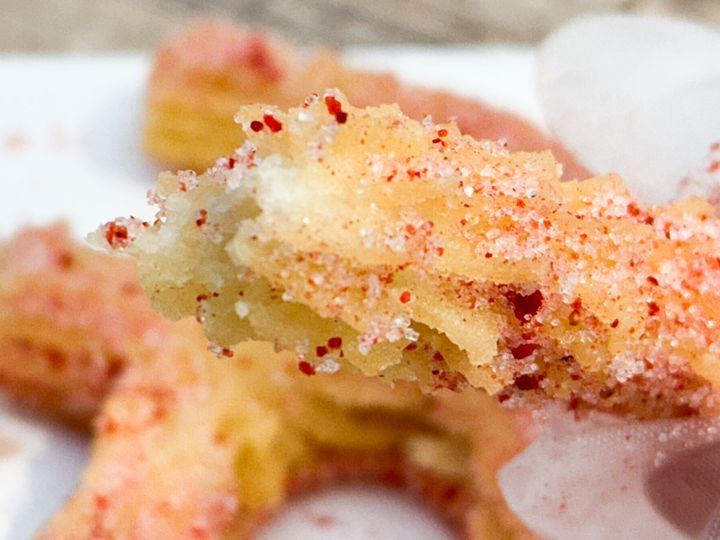 手に持った「HOICHA」の「ネームチュロス」