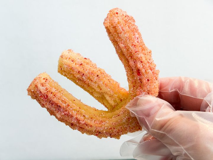 手に持った「HOICHA」の「ネームチュロス」