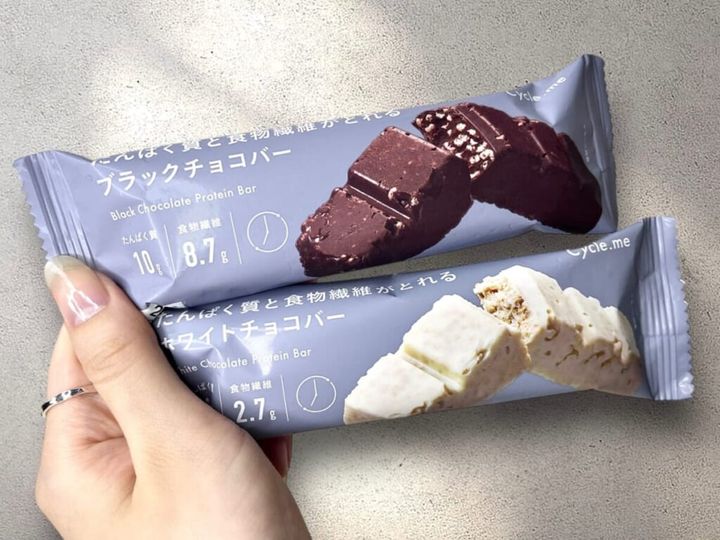 「Cycle.me（サイクルミー）」の「たんぱく質と食物繊維がとれる ホワイトチョコバー」「たんぱく質と食物繊維がとれる ブラックチョコバー」