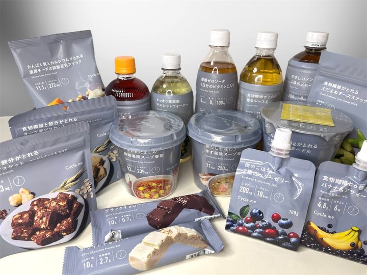 「Cycle.me（サイクルミー）」の新商品「1食分の食物繊維 ホットルイボスティー」「食物繊維がとれる 香るジャスミンティー」「コンディションソーダ（糖類ゼロソーダ 1日分のビタミンC入り ）」「すっきり果実感 マスカットウォーター」「やさしいノンカフェイン 5種のブレンドティー」「食物繊維と6種のビタミン バナナ＆アサイーゼリー」「夜のごほうび 2種のベリーゼリー」「たんぱく質と食物繊維がとれる ホワイトチョコバー」「たんぱく質と食物繊維がとれる ブラックチョコバー」「食物繊維と鉄分がとれる オーツ麦ビスケット ヘーゼルナッツ＆ココア」「食物繊維と鉄分がとれる オーツ麦ビスケット アーモンド＆クランベリー」「たんぱく質とカルシウムがとれる 濃厚チーズの調製豆乳スナック 」「食物繊維がとれる えだまめチーズスナック」「たんぱく質16gがとれる うまみ鶏白湯ヌードル 」「鯛だしを味わうゆず風味スープ春雨 」「トマトとたまごの酸辣湯風スープ春雨 」