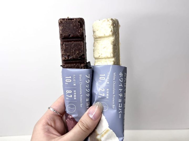 「Cycle.me（サイクルミー）」の「たんぱく質と食物繊維がとれる ホワイトチョコバー」「たんぱく質と食物繊維がとれる ブラックチョコバー」の中身