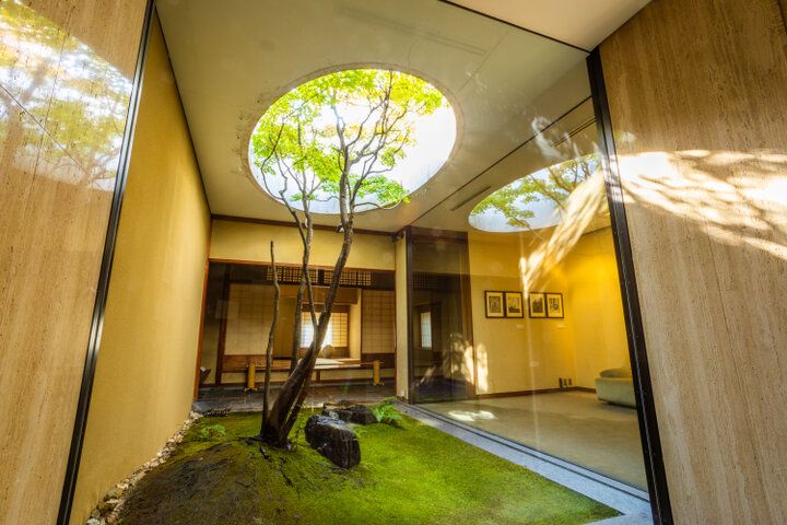 京都・祇園の喧騒を忘れる「何必館・京都現代美術館」で、企画展と向き合うアート時間