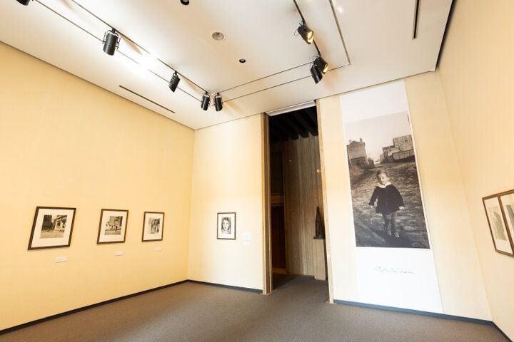 京都・祇園の喧騒を忘れる「何必館・京都現代美術館」で、企画展と向き合うアート時間