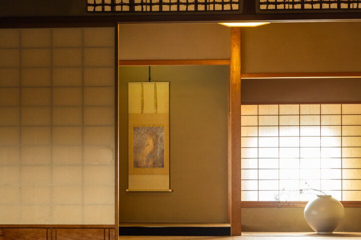 京都・祇園の喧騒を忘れる「何必館・京都現代美術館」で、企画展と向き合うアート時間