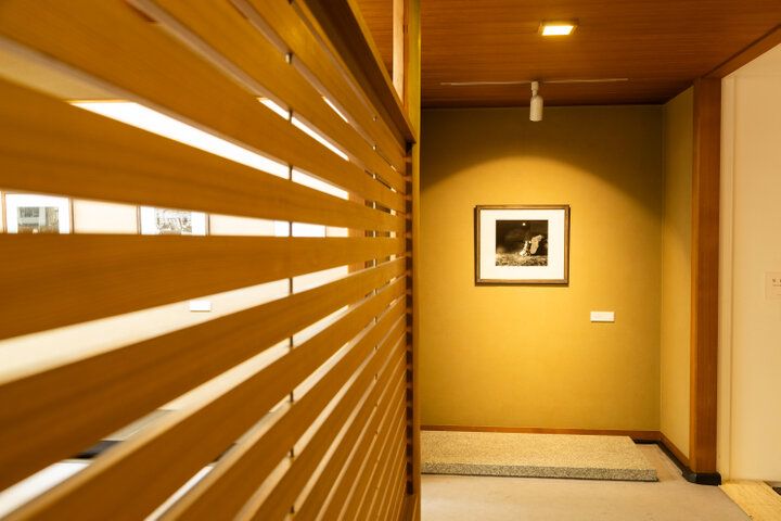 京都・祇園の喧騒を忘れる「何必館・京都現代美術館」で、企画展と向き合うアート時間