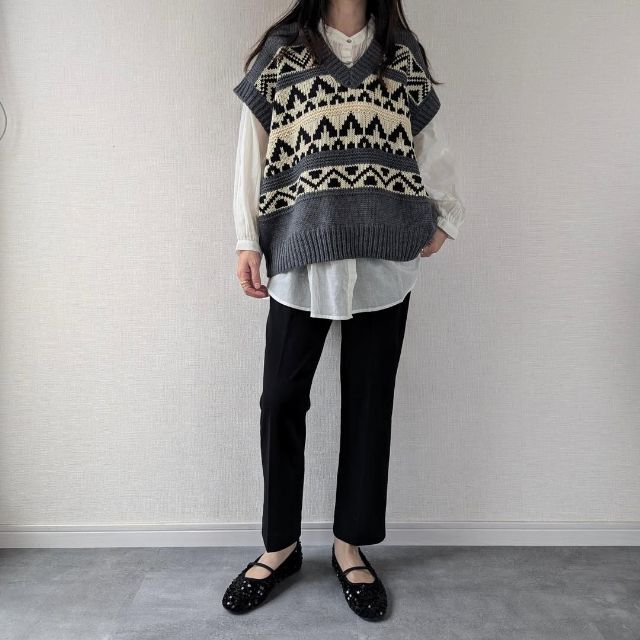 naフォークロアニットベストとシャツのコーデ