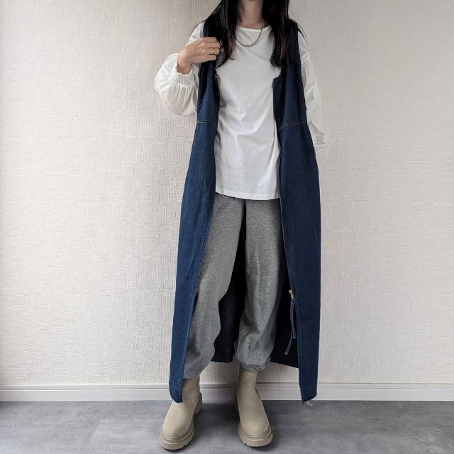 2WAYデニムジャスカとスウェットパンツを着たコーデ