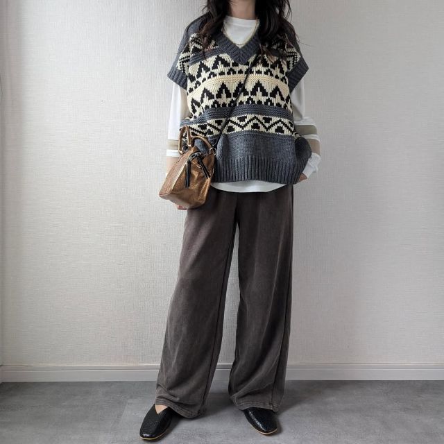 naフォークロアニットベストとカットソーのコーデ