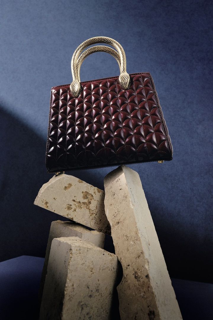 バッグ 本体 H15cm ￥550,000／BVLGARI（ブルガリ・ジャパン）