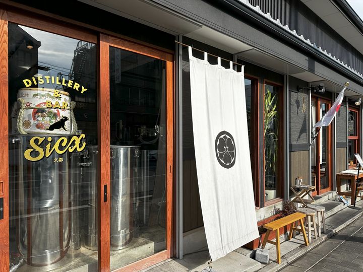 店は京都市の中心部と東山を結ぶ七条通沿いにあり、観光客も多い。