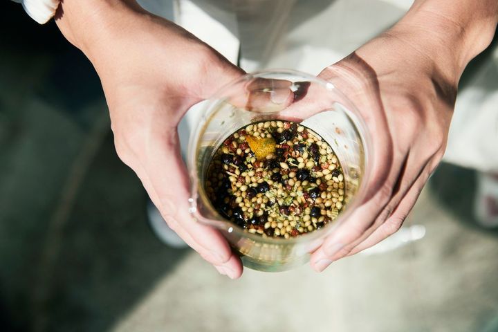 ジュニパーベリーに加え、ヨモギ、オレンジピールやコリアンダーなど、自然由来のボタニカルのみを使用。