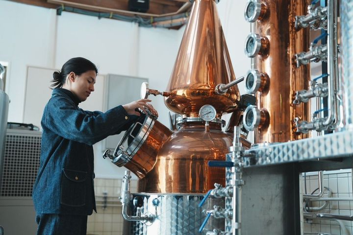 ハイブリッドスチルの蒸留器を使用。茨城県の酒造メーカーで技術を磨いてから蒸留所をオープンした。