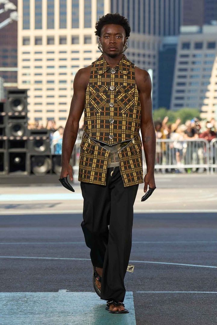 画像: オフホワイトでランウェイデビューを飾ったマドンナの息子