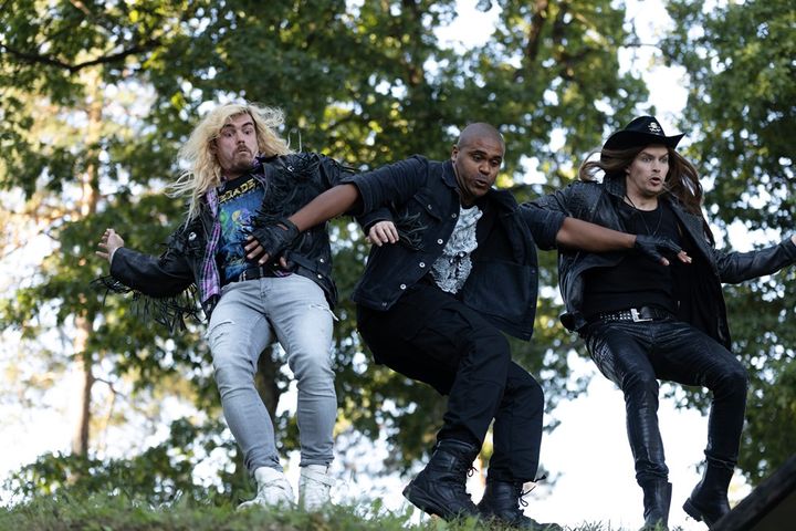 トゥロ（右端）はおしゃれキャラに変貌。真ん中は二代目ドラマーのオウラ