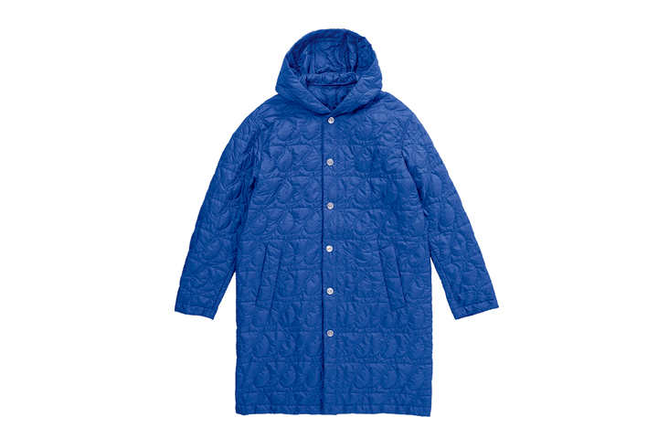 〈エトロ〉のロングコート