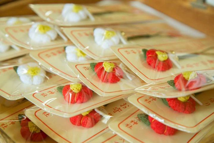 「椿のお守り」各800円