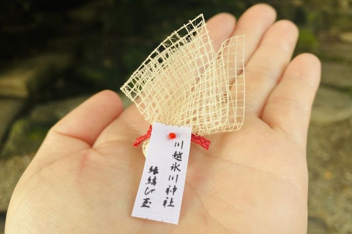 毎朝神職がお祓いをして奉製している「縁結び玉」