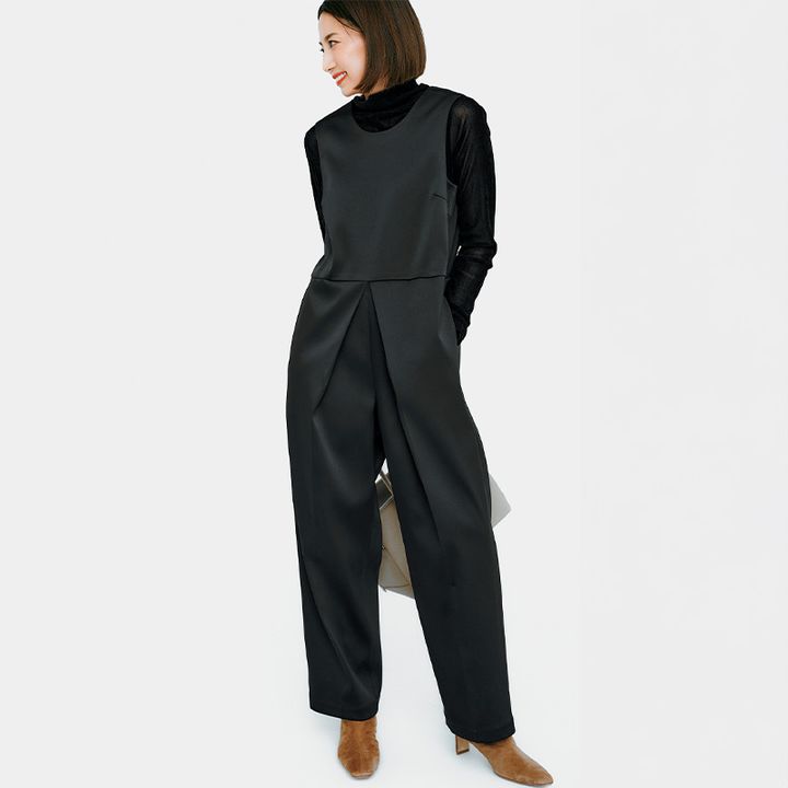 シアーな黒タートルにツヤ感のあるサロペットを合わせた着こなし