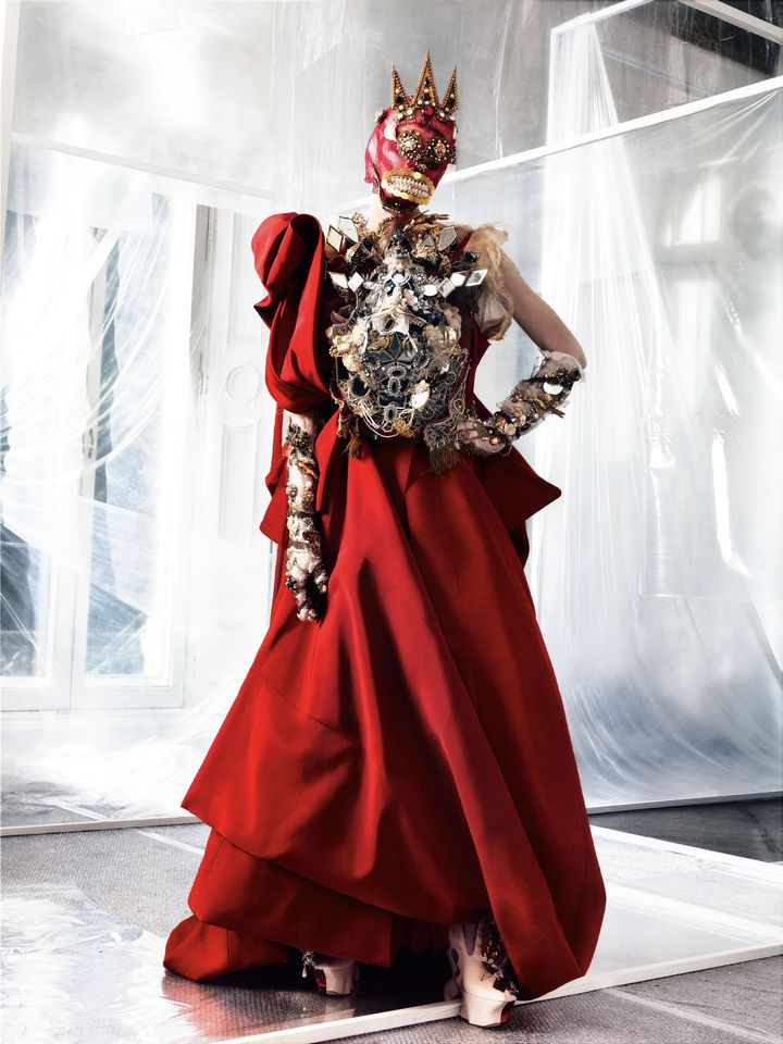 US版『VOGUE』2015年3月号より。ショーのラストルックとして登場した真っ赤なブライダルルック。