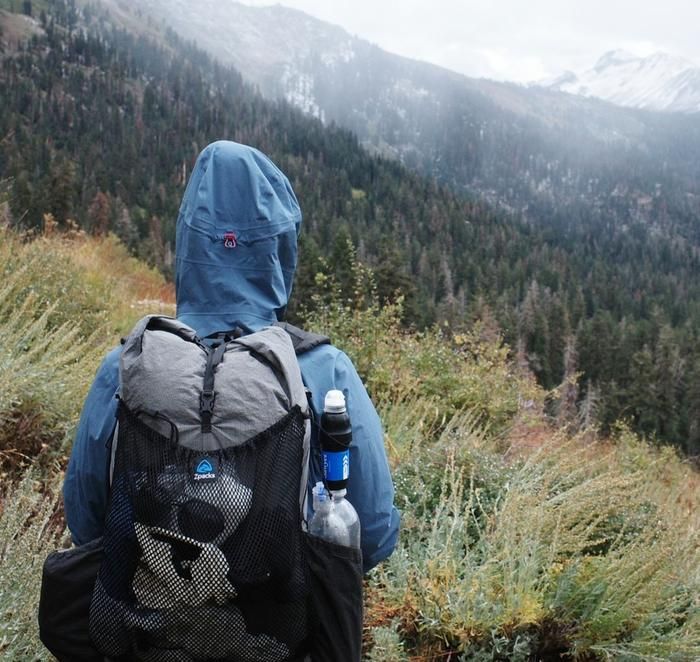Zpacksのバックパックを背負ってロングトレイルをする人