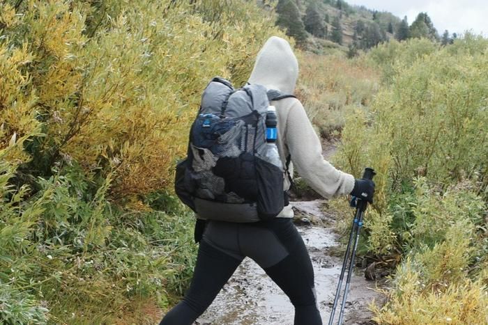 Zpacksのバックパックを背負って歩く人