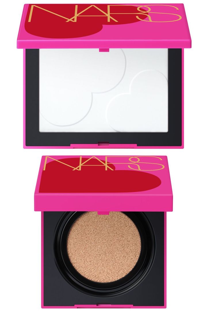 〈上〉ライトリフレクティングセッティングパウダー プレスト N 04025 ￥5,830 〈下〉ナチュラルラディアント ロングウェア クッションファンデーション ケース 04502 ￥1,870 ※レフィルは別売り（ともに1月8日より限定発売）