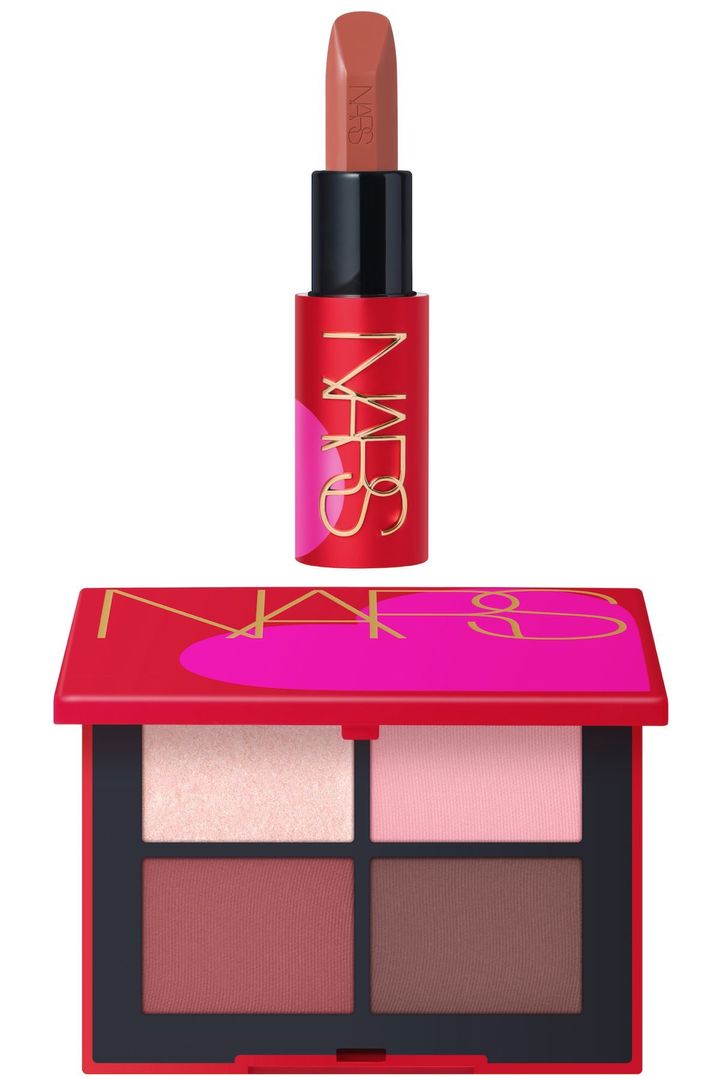 〈上〉エクスプリシット リップスティック 810A ￥5,280 〈下〉クワッドアイシャドー 04016 ￥7,150（ともに1月8日より限定発売）