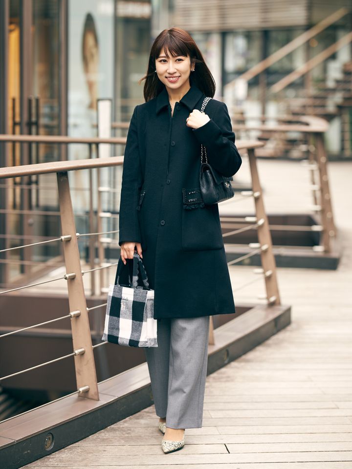 モノトーンコーデにシャネルの黒チェーンバッグを持ったコーデ