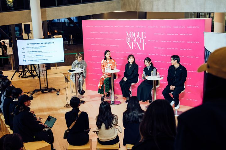 左から、司会の大庭美菜、パラリンピアンで元競泳日本代表、モデルの一ノ瀬メイ氏、ロレアル リュクス事業本部 シュウ ウエムラ事業部 ブランドジェネラルマネージャーの町田理香氏、日本デジタルウェルビーイング代表理事・臨床心理士の森山沙耶氏、青山学院大学学生の大参晟成氏。