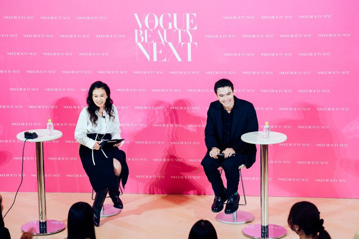 左から、『VOGUE JAPAN』ビューティー・リードの村松杏子、ゲストスピーカーのマリウス葉。