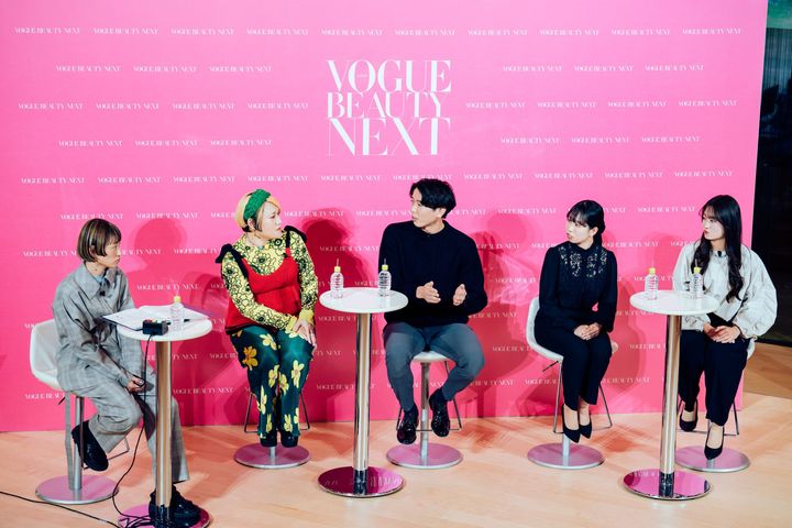 左から、お笑い芸人のバービー氏、三菱電機 統合デザイン研究所 デザイナーの奥田勇氏、青山学院大学学生の野本葵氏、逢坂華怜氏。