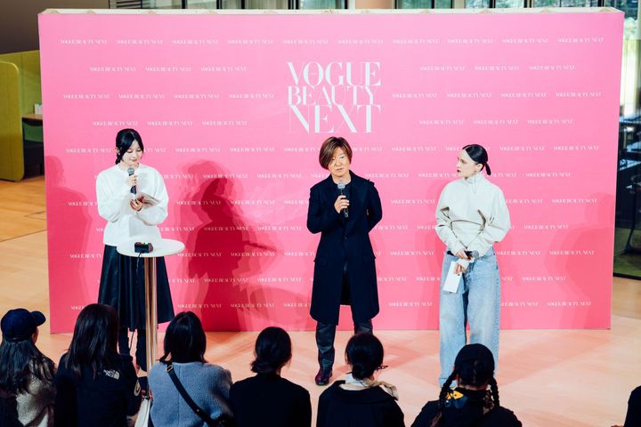 左から、青山学院大学2年生の村吉姫氏、地球社会共生学部学部長の松永エリック・匡史氏と、『VOGUE JAPAN』のヘッド・オブ・エディトリアル・コンテンツのティファニー・ゴドイ。