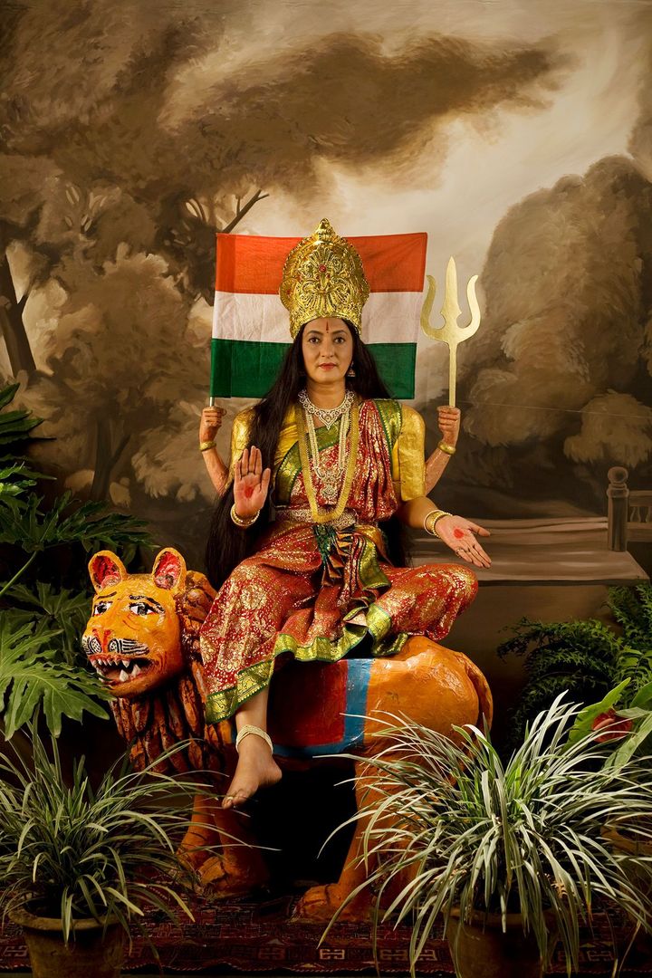 「Dressing Up_ Pushpamala N Mother India, Avega ~ The Passion and The Arrival of Vasco da Gama」 Presented by CHANEL NEXUS HALL 会場: 京都文化博物館 別館 Photo: Motherland: The Festive Tableau, 2009 © Pushpamala N