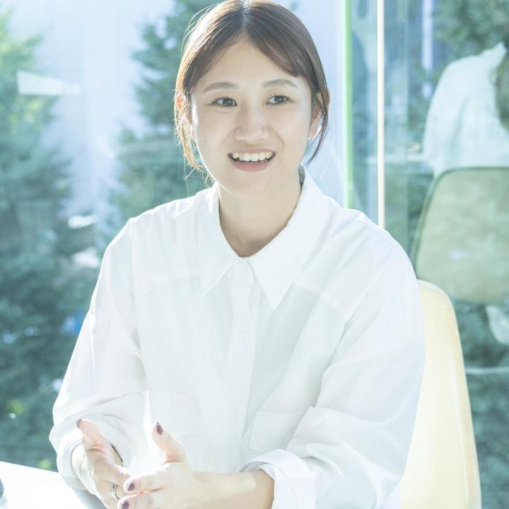 画像: コロナ禍下でも店頭での接客に手応えを感じていたものの、「同世代の女性に提案できる服がない！」というジレンマに悩み、新ライン立ち上げへの思いを強めていったと語る鈴木さん