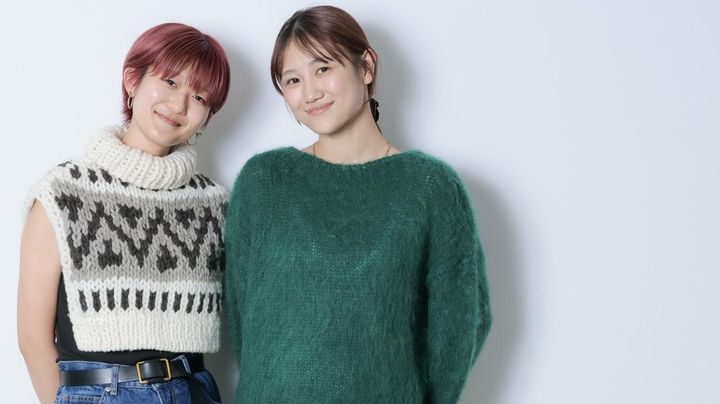 画像: 『ザ ヤーン フリークス ストア』2024年秋冬コレクションのニットをまとって。【左】藤井千佳子さん（31／デイトナ・インターナショナル FREAK'S STORE事業部 商品1課 ウィメンズMD アシスタント）・【右】鈴木栞奈さん（28／同社 ブランディング本部 プレス部 プレス課 課長・コーポレートPR）