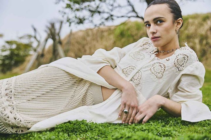 画像: 『ザ ヤーン フリークス ストア』2024春夏キャンペーンビジュアル。アメカジやヴィンテージライクといった『フリークス ストア』が持つ従来の強みを生かしながら、大人の女性に提案できる商材を模索した