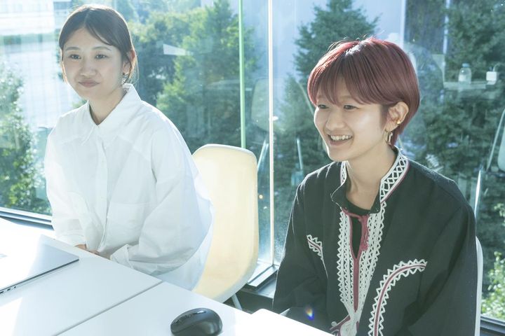 画像: 『ザ ヤーン フリークス ストア』を立ち上げた経緯について語る鈴木さん（左）と藤井さん（右）