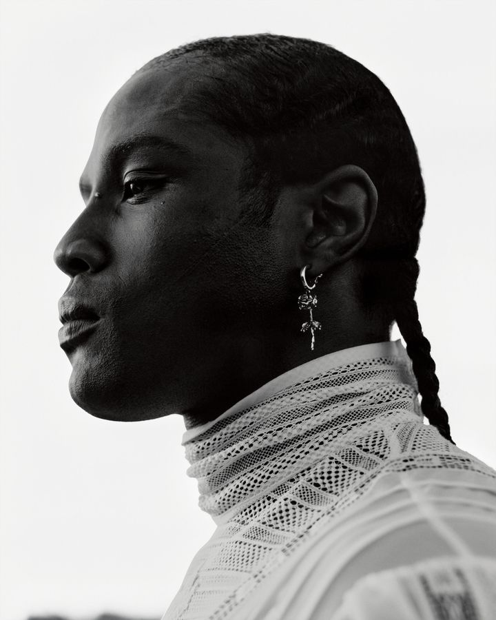 イングリッシュローズの儚さ<br /> 可憐なレースブラウスを纏ったミュージシャンのフローレンス・シンクレア。薔薇を模したシルバーのドロップピアスを耳もとに添えて。