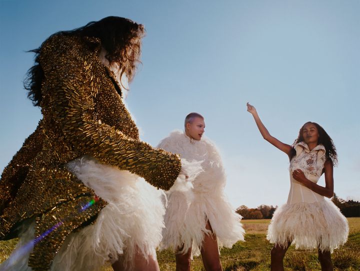 テクスチャーの競演<br /> 重厚なゴールドの刺繍に切り裂かれたチュール、ヘリテージレースといったさまざまな質感が奥行きのある表情をもたらす。