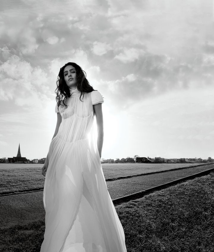 空気のような軽やかさを纏わせて<br /> モデルのサラ・カバジェロはウォッシュドシルクのシフォンドレスを着用。巧みなドレープとレースのトリミングで仕上げられている。