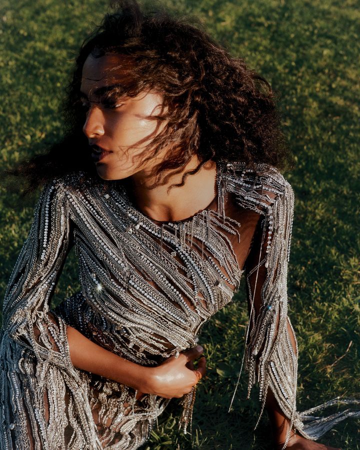 チェーンで描く繊細なシルエット<br /> 2025年春夏ショーのラストルックを着こなすサシャ・クエンビー。ほつれたようにあしらわれたチェーンドレスには、力強さと脆さが交差する。