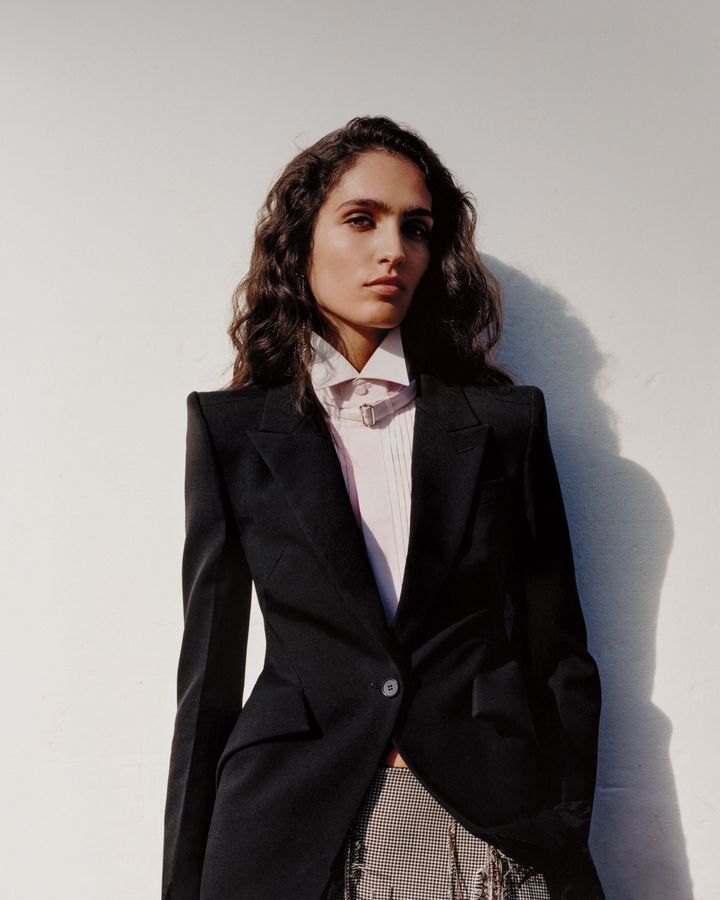 スーツに宿るアティチュード<br /> テーラードジャケットを纏ったサラ・カバジェロ。レディな印象を放ちながらも、そこにはマックイーンらしい反骨精神がのぞく。