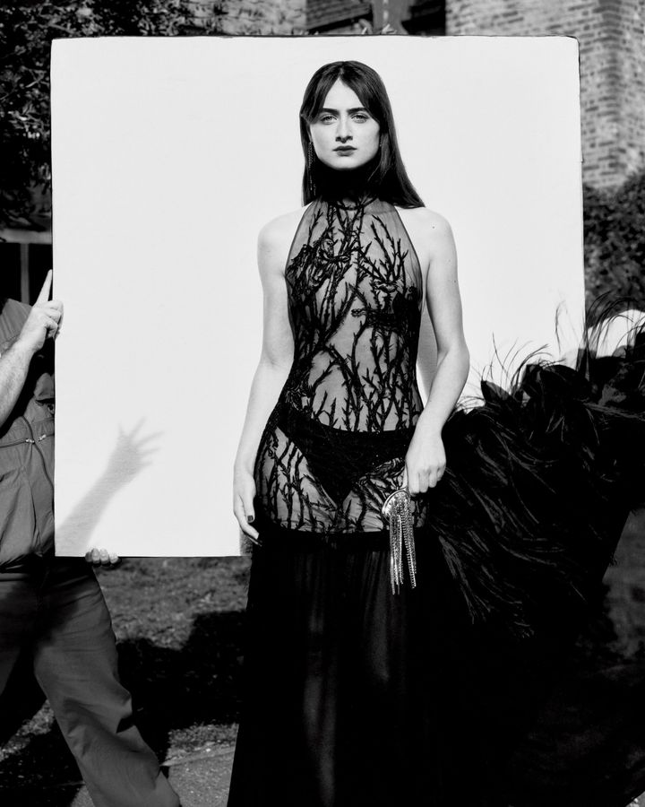 シアーで魅せるしなやかなフェミニニティ<br /> 映画『ブルータリスト』の俳優ラフィー・キャシディは、全体に刺繍をあしらったチュールホルターネックドレスを着用。