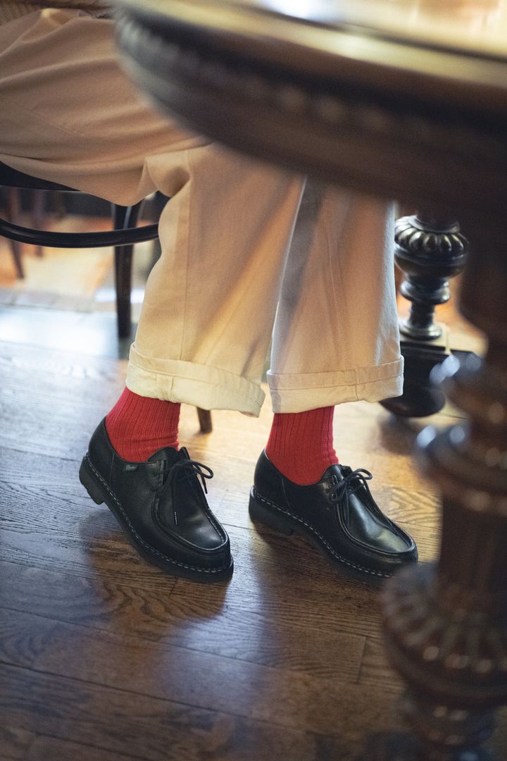 ケーブルニットで叶えるオールホワイトコーデ。差し色には赤い靴下が正解！