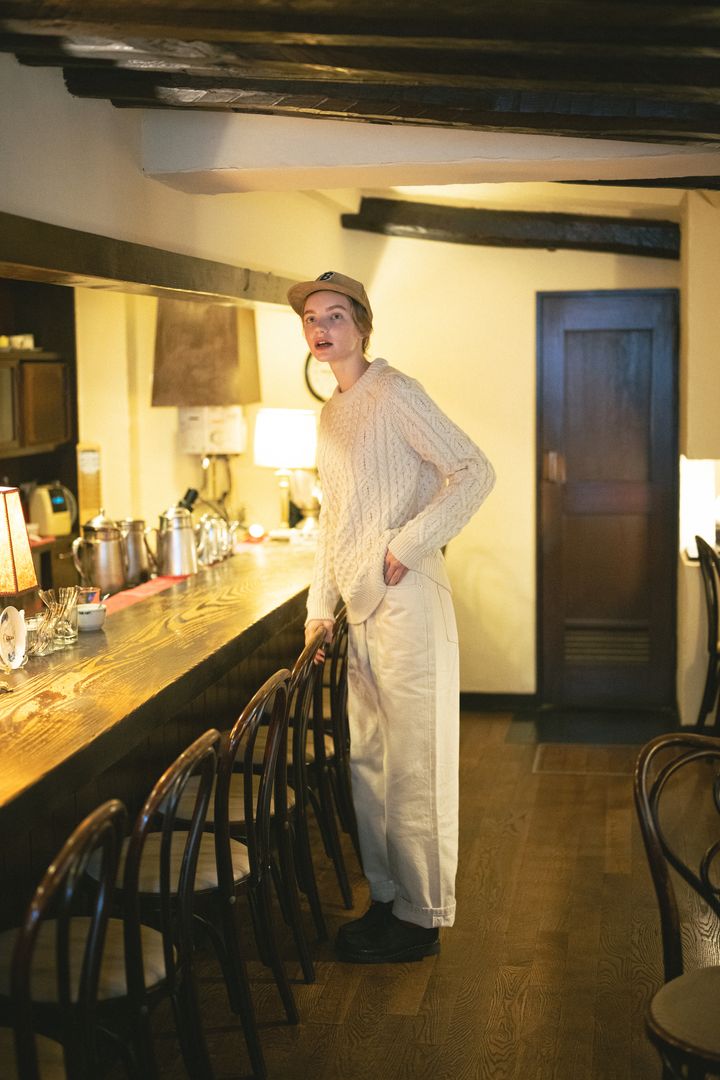 ケーブルニットで叶えるオールホワイトコーデ。差し色には赤い靴下が正解！