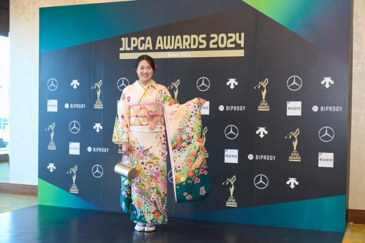 女子プロ、“美ドレス姿”で勢揃い！竹田麗央、山下美優有が登場【JLPGAアワード】