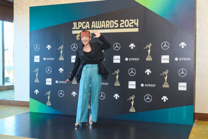女子プロ、“美ドレス姿”で勢揃い！竹田麗央、山下美優有が登場【JLPGAアワード】